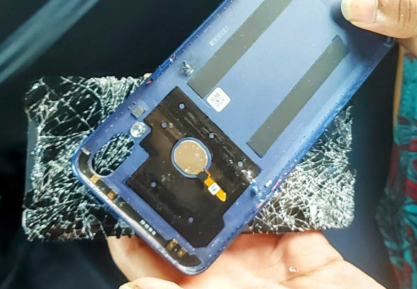 Mulher trans mostrou um celular quebrado durante a ocorrência. Foto: Guarda Municipal de Natal. Mulher trans mostrou um celular quebrado durante a ocorrência. Foto: Guarda Municipal de Natal.