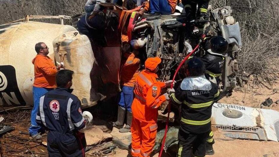 Motorista sendo salvo ap&oacute;s ficar preso &agrave;s ferragens durante acidente. Foto: Corpo de Bombeiros RN.