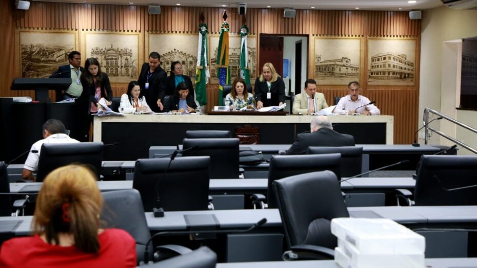 Comissão de Justiça votando projeto para colocar mensagens contra drogas em livros. Foto: Francisco de Assis.