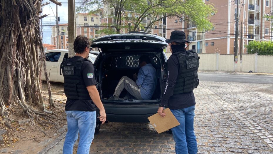 Homem sendo capturado pela Polícia Civil / Foto: Divulgação