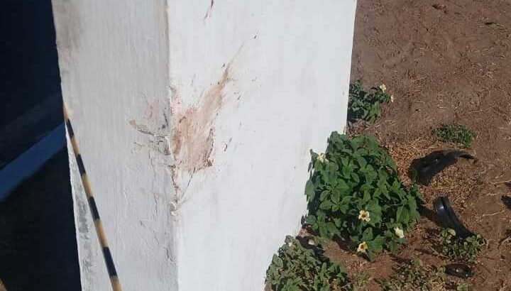 Muro ficou com marcas após moto bater e levar mulher a óbito. Foto: Focoelho.