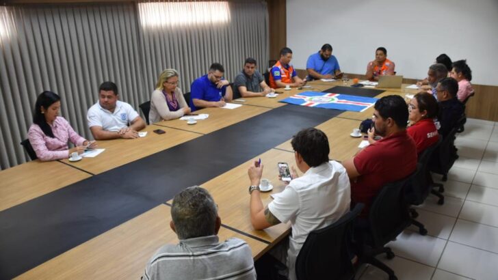 Prefeito de São Gonçalo do Amarante, Erado Paiva, em diálogo com a equipe da Defesa Civil / Foto: divulgação