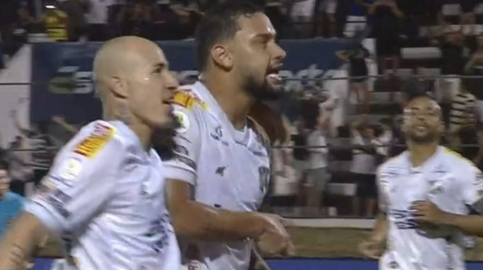 Thonny Anderson, do ABC, celebrando gol de penalti que sacramentou derrota do Vila Nova / Foto: reprodução
