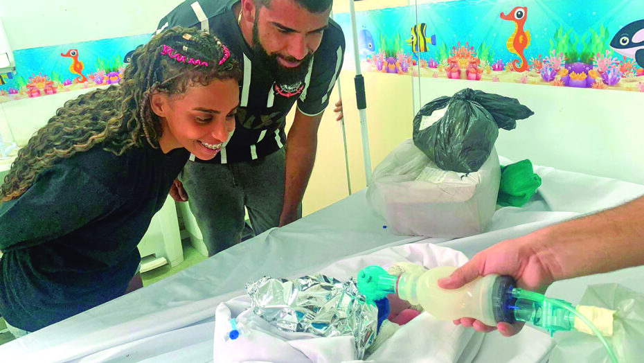 Homem que encontrou bebê na grande natal quer adotar criança; mp diz que é preciso respeitar fila | notícias do rio grande do norte Empresário Felipe Sampaio e sobrinha visitam em hospital bebê encontrado em caixa de sapato - Foto: Cedida