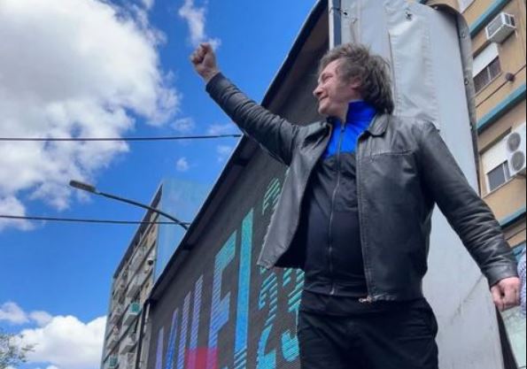Presidente eleito da Argentina, Javier Milei, cumprimenta apoiadores durante ato de campanha - Foto: Instagram / Reprodução