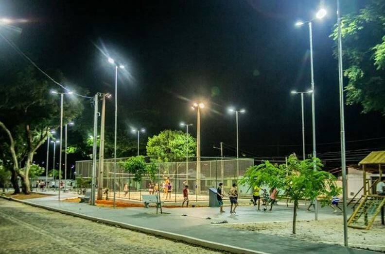 Praça Paranaguá, no Conjunto Santarém, é uma das que receberam melhoria - Foto: Semsur / Reprodução