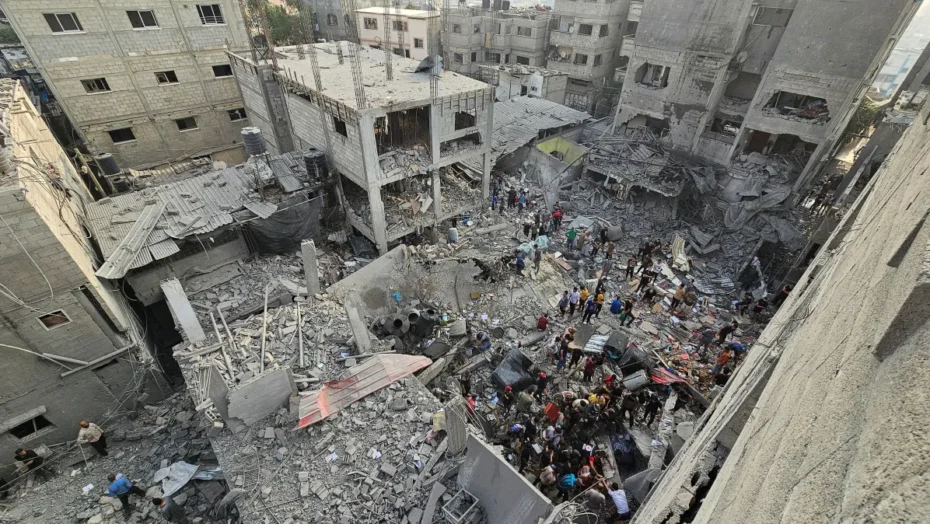 hamasAlaloul, fotojornalista freelancer da agência de notícias turca Anadolu, afirmou que a sua casa foi destruída num ataque aéreo israelense que teve como alvo o campo de refugiados de Al-Maghazi.Foto: REUTERS/Anas Al-Shareef
