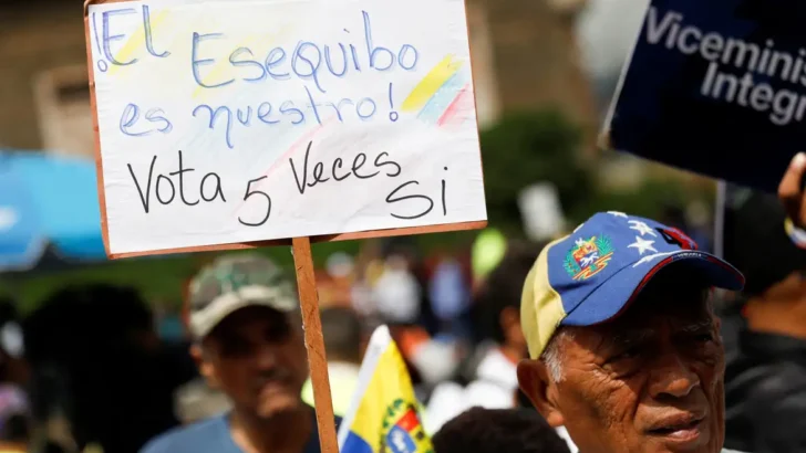 Venezuelanos em manifestação em favor de disputar território / Foto: Leonardo Fernandes