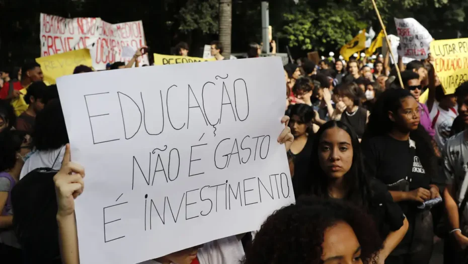 Estudantes segurando cartazes sobre educação / Foto: FeRio Grande do Norteando Frazão - Agência Brasil