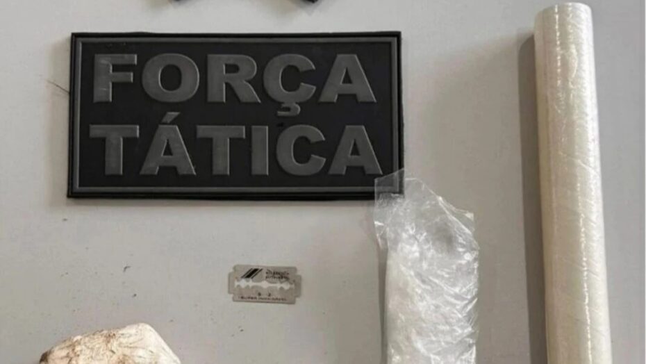 PM encontrou maconha, cocaína, lâmina, rolo de papel filme e várias sacolas. Foto: Divulgação/PMRN