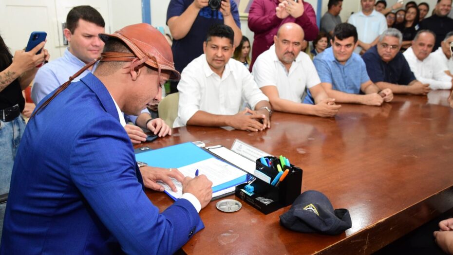 Prefeito de Mossoró Allyson Bezerra sancionando lei que garante reajuste de salários / Foto: Célio Duarte