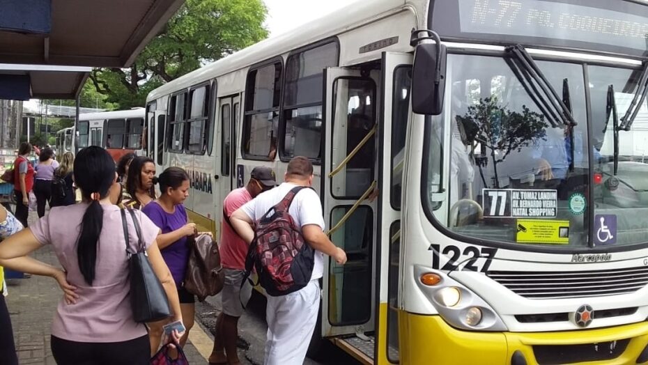 Natal: confira em quais datas se pagará 50% a menos nos ônibus | notícias do rio grande do norte Passageiros entrando em ônibus em Natal. Foto: STTU.