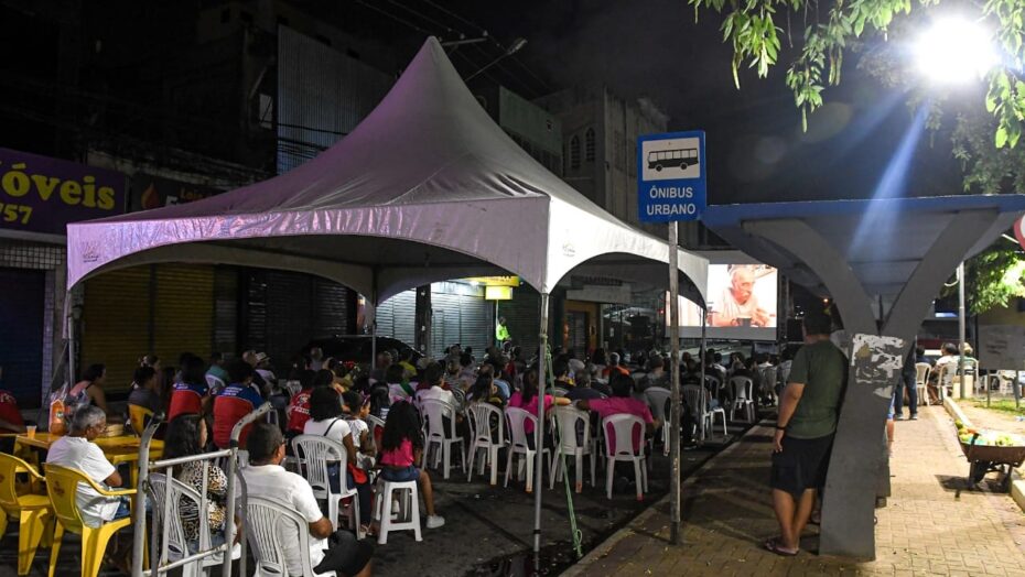Sessão pública leva cinema à praça gentil ferreira | notícias do rio grande do norte Telão e cadeiras ficaram na Praça Gentil Ferreira. Foto: Joana Lima / Redação Secom.