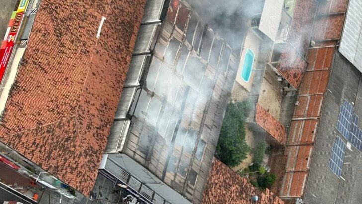 Loja de estofados foi alvo de incêndio em Parnamirim. Foto: Corpo de Bombeiros/RN.