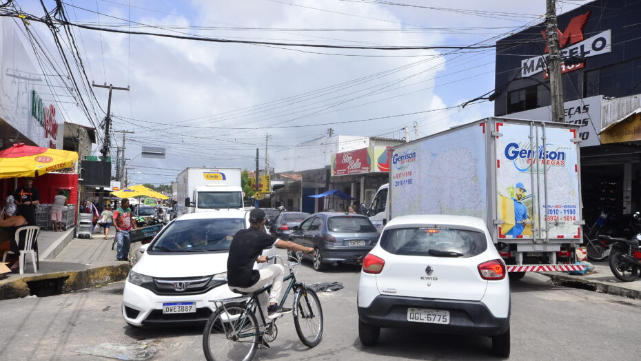 Comerciantes relatam o trânsito na pompeia: “toda hora tem engarrafamento” | notícias do rio grande do norte Reportagem registrou ciclista circulando em meio a veículos na Avenida Pompeia: trânsito intenso no local. Foto: José Aldenir/Agora RN.
