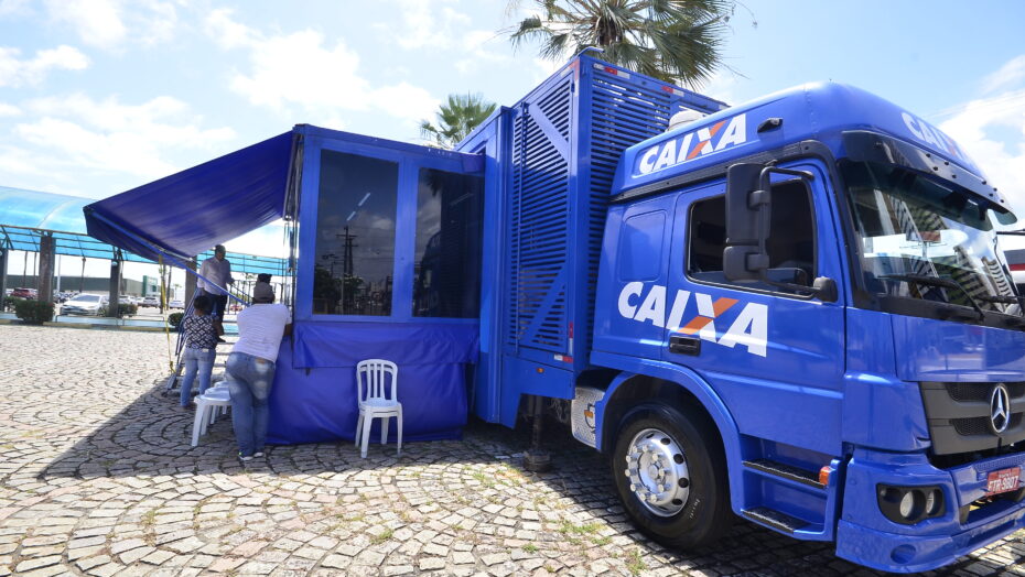 Caminhão da Caixa serviu de ponto de atendimento do Programa Desenrola Brasil em Natal. Foto: José Aldenir/Agora RN.