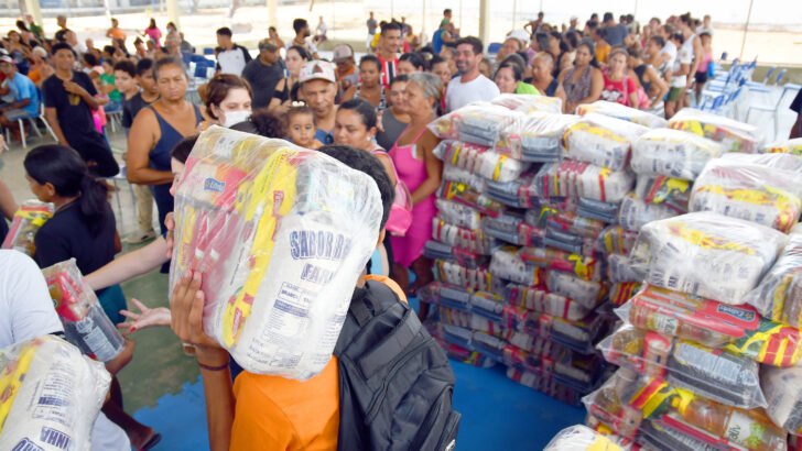 Entrega de cestas básicas para a população que foram atingidas pala chuva FT Alex Régis (10)