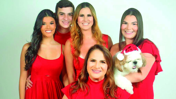 A empresária Flávia Montenegro nos festejos de Natal com a nora Geovana Cunha e os filhos Rui, Tuca e Bia Lisboa, além do pet Chico. Foto: Reprodução