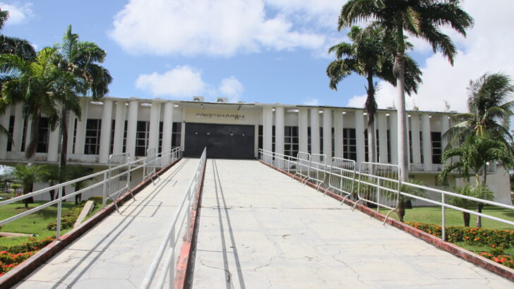 Fachada da Governadoria do Rio Grande do Norte, com colunas brancas e passarela de acesso ladeada por palmeiras