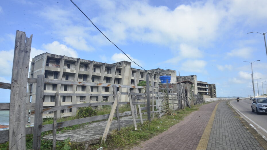licenciamento Esqueleto do antigo hotel BRA, na Via Costeira - Foto: José Aldenir / Agora RN