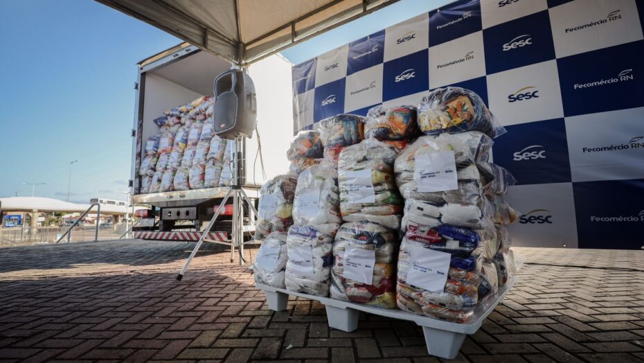 Sesc rn doará 2,6 toneladas de alimentos arrecadados em parceria com shows do ribeira boêmia e ricardo chaves | notícias do rio grande do norte Programa do Sesc RN beneficiou 352 famílias na Grande Natal