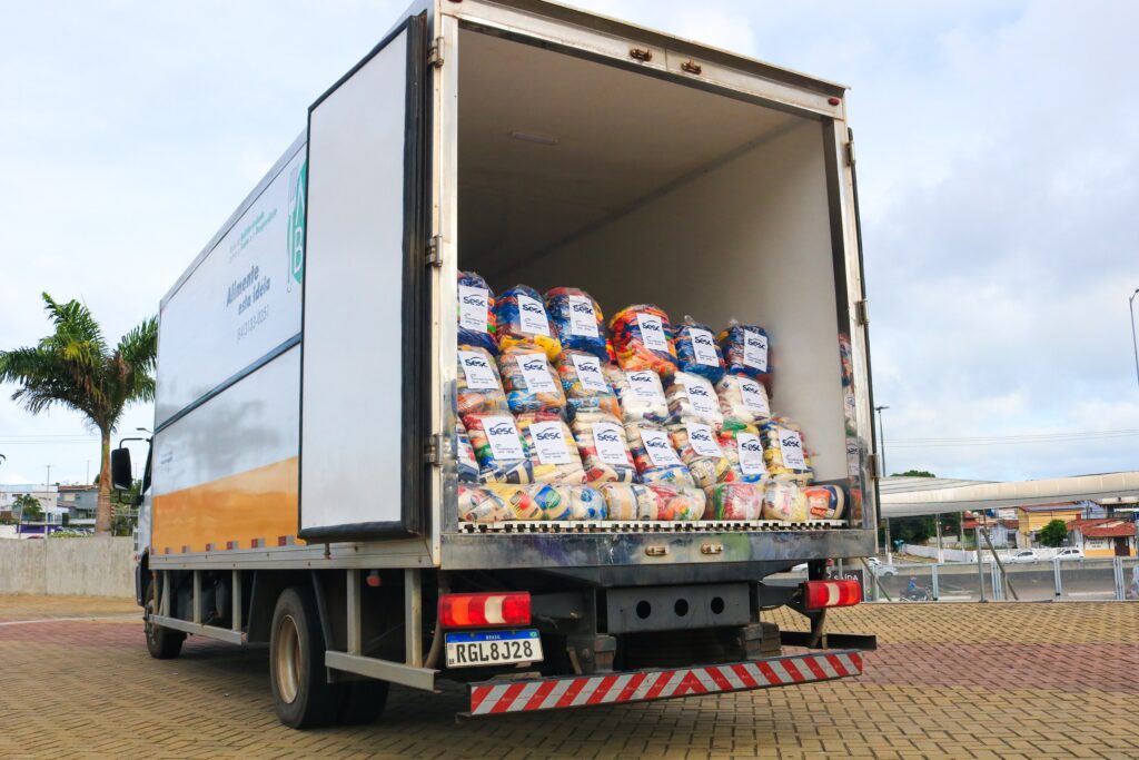 Sesc RN doará 2,6 toneladas de alimentos arrecadados em parceria com shows do Ribeira Boêmia e Ricardo Chaves Mesa Brasil caminhao