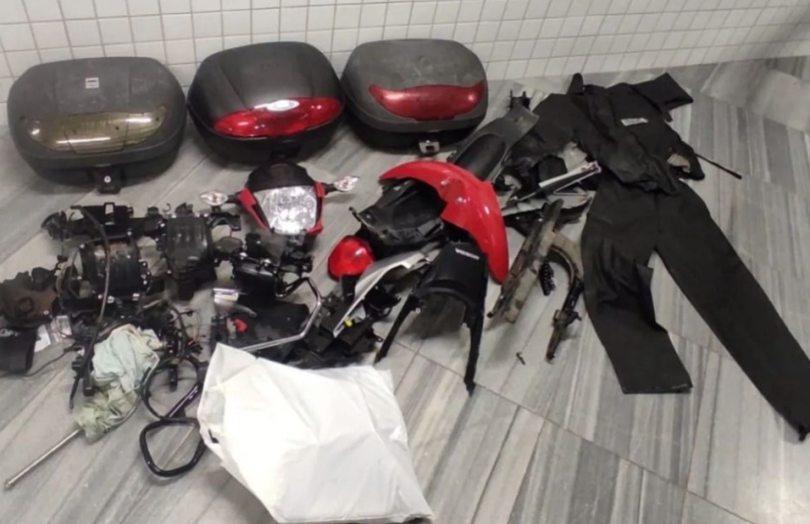 Ao entrar no imóvel, a PMRN encontrou diversas peças de motos espalhadas pelo chão. Foto: Reprodução