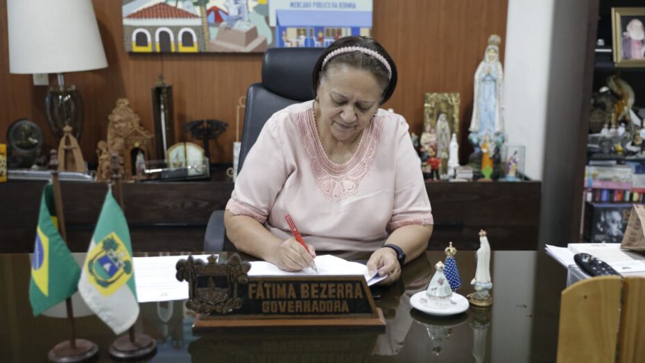 GoveRio Grande do Norteadora do Estado Fátima Bezerra assinando decreto. Foto: Sandro Menezes goveRio Grande do Norteo do estado