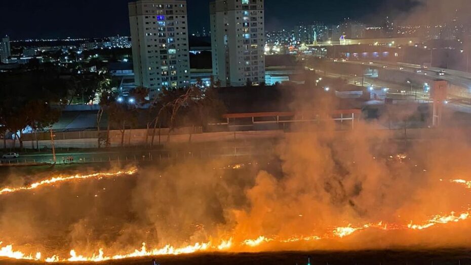 Incêndio acontece na noite dessa sexta-feira 8 / Foto: reprodução