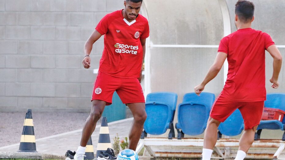 América anuncia primeira contratação para a temporada de 2024 | notícias do rio grande do norte Matheus Ferreira durante treino do América / Foto: Canindé Pereira
