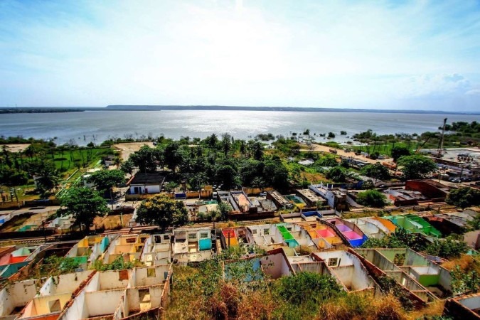 Maceió: área em risco de colapso é totalmente desocupada, diz defesa civil | notícias do rio grande do norte Vista geral da região que engloba os bairros Pinheiro, Mutange, Bom Parto e Bebedouro, em Maceió. Moradores tiveram que deixar suas casas devido a instabilidade do solo - (crédito: Divulgação)