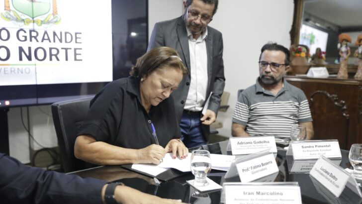 Governadora do RN assinando o projeto de "Lei Anticalote". Foto: Raiane Miranda.