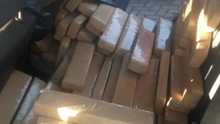 A maconha ocupava todo o banco traseiro e o porta-malas do veículo. Foto: PRF