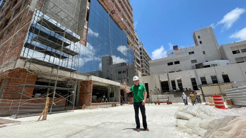 Fernando Pinto, presidente da Unimed Natal, em frente ao prédio do maior complexo hospitalar do RN