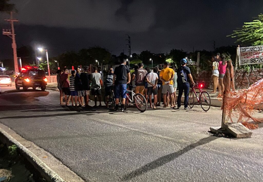 Comunidade se reuniu para observar salvamento dos bombeiros / Foto: Cedida Comunidade se reuniu para observar salvamento dos bombeiros / Foto: Cedida