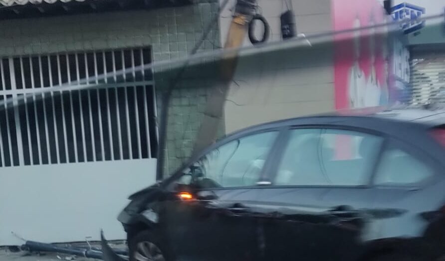 Carro bate em poste e energia cai na Coronel Estevam / Foto: reprodução