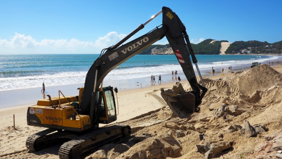 Pesquisadores estão acompanhando de perto a seleção de sub bacias no trecho da orla que receberá o muro de contenção e a engorda. Foto: Cícero Oliveira – Agecom/UFRN.