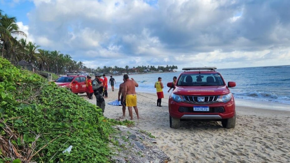 Marinheiro e esposa morrem afogados em praia na grande natal | notícias do rio grande do norte Bombeiros foram mobilizados para ocorrência na Praia de Barreta, em Nísia Floresta. Foto: Reprodução.