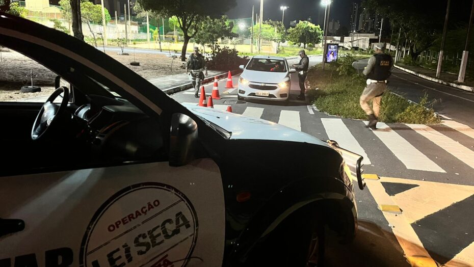 Lei seca: polícia prende três condutores embriagados na zona sul de natal; 14 foram autuados | notícias do rio grande do norte Comando de Policiamento Rodoviário Estadual (CPRE) atuou no bairro de Ponta Negra / Foto: PMRN