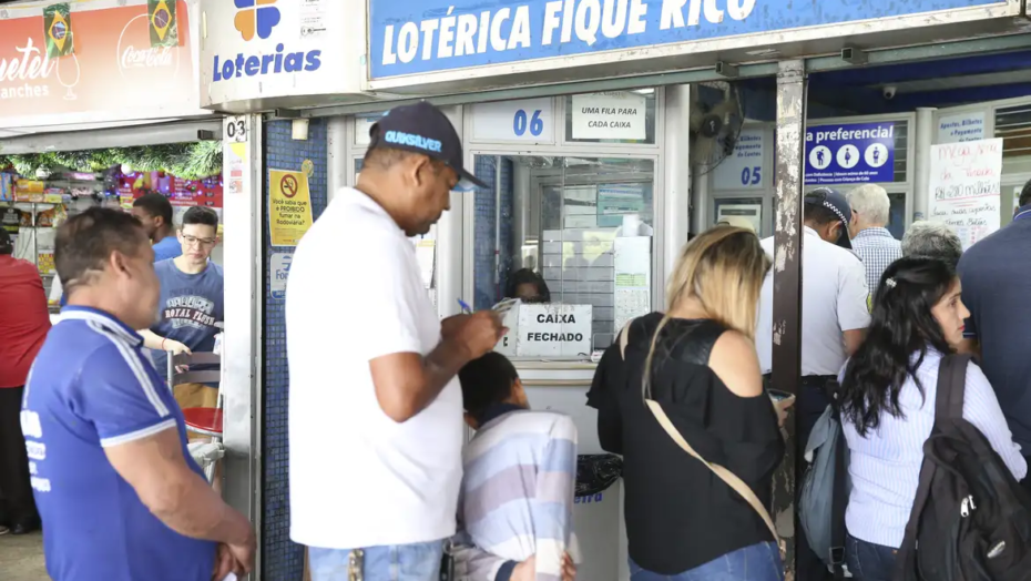 Filas nas lotéricas do Brasil se intensificam com a Mega da Virada. Foto: Antônio Cruz/Agência Brasil.