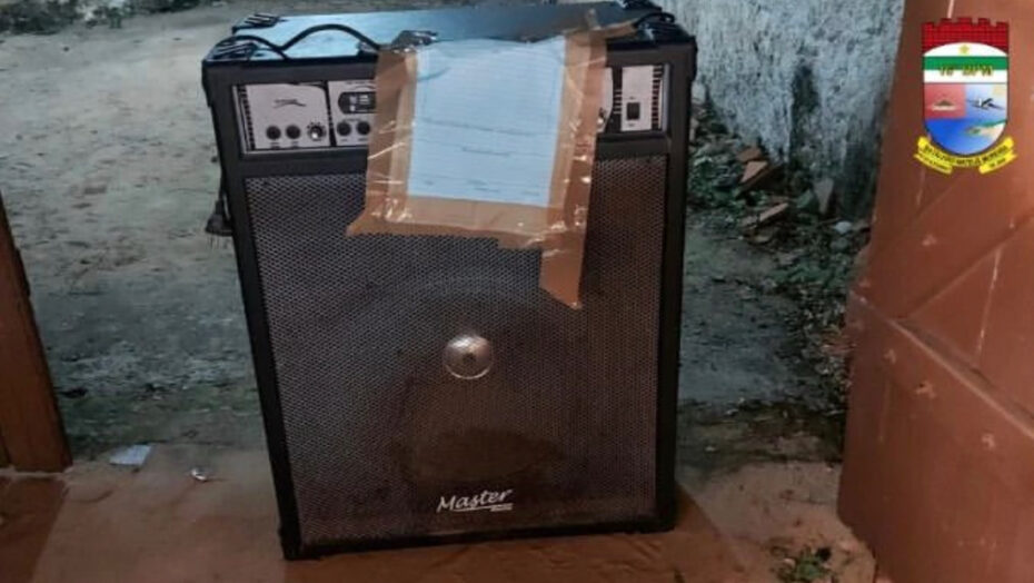 Polícia apreende caixa de som na praia de pitangui, litoral norte do rn | notícias do rio grande do norte Caixa de som foi apreendida pela Polícia Militar. Foto: PMRN
