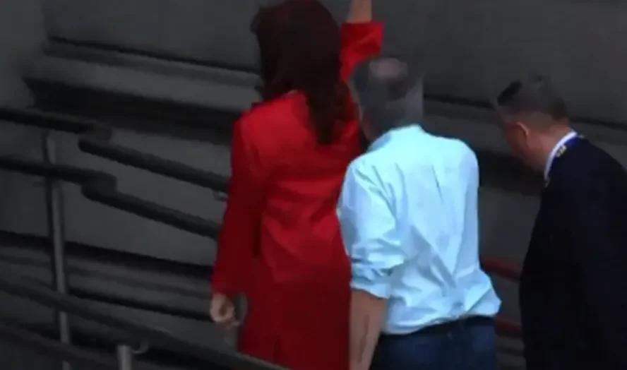 Cristina Kircher faz gesto obsceno após ser vaiada por apoiadores de Javier Milei ao chegar à sede do Congresso argentino — Foto: Captura de imagem