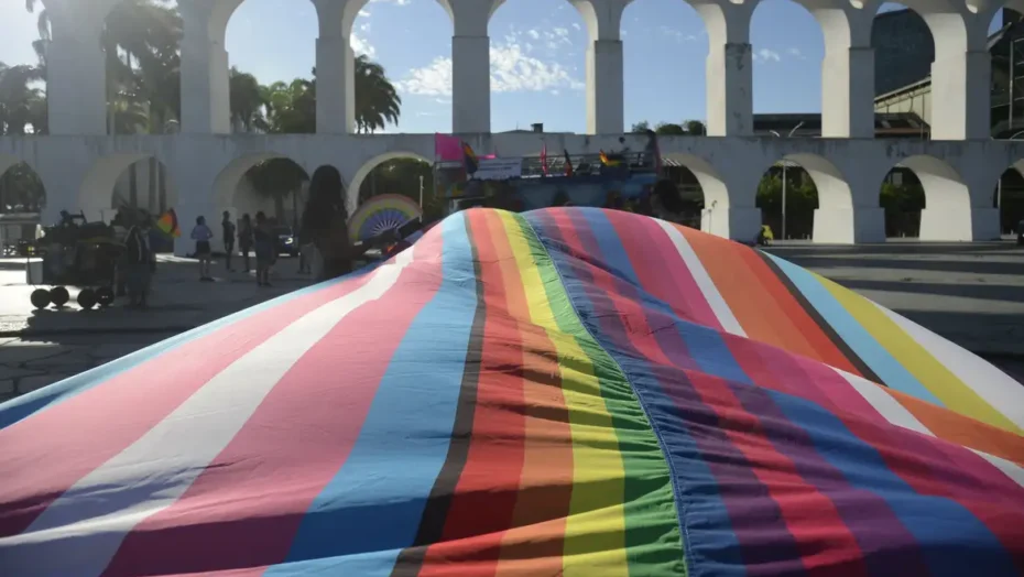 Cartórios registram 13 mil trocas de nomes de pessoas trans em 5 anos | notícias do rio grande do norte Bandeira multicor no RJ / Foto: FeRio Grande do Norteando Frazão - Agência Brasil