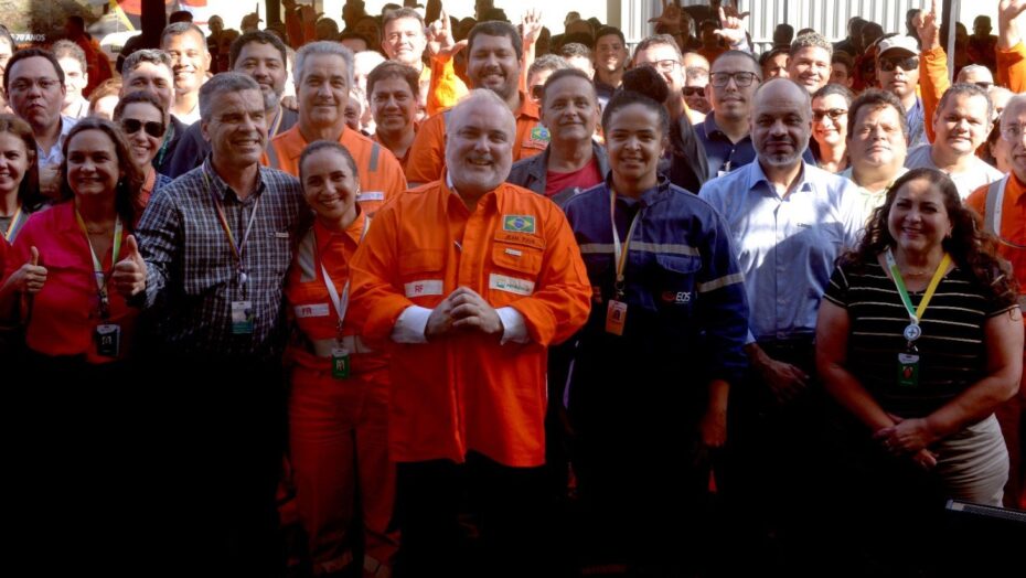 Presidente da petrobras realiza vistoria técnica e encontra trabalhadores da lubnor | notícias do rio grande do norte Presidente da Petrobras, Jean Paul Prates, com trabalhadores da Lubnor / Foto: Foto: Galba Sandras - Divulgação