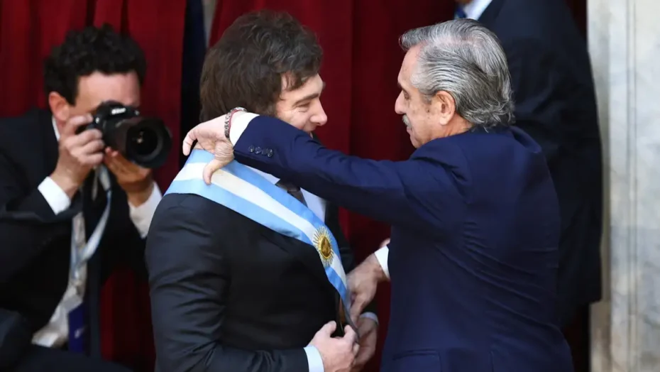 Javier Milei recebendo a a faixa do ex-presidente Alberto Fernández / Foto: Reuters