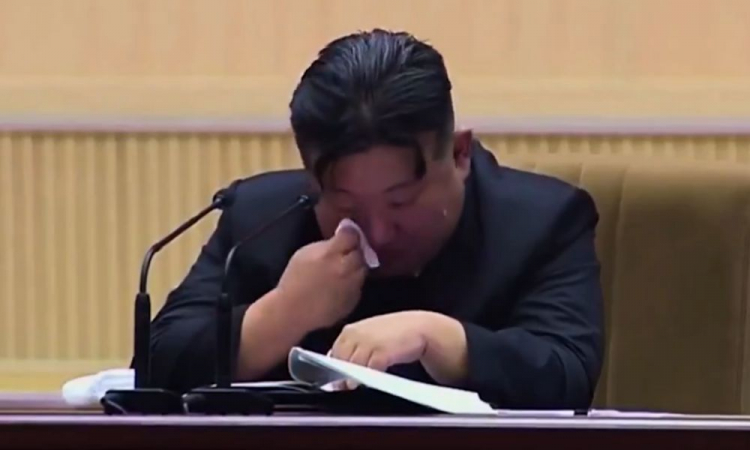 Kim Jogn Un chorando durante leitura de declaração para mulheres terem mais filhos / Foto: reprodução