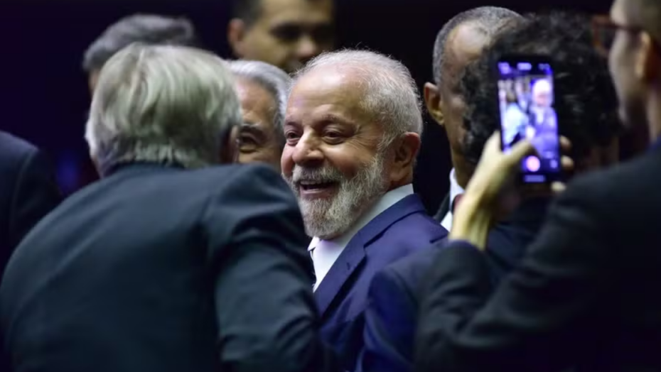 Lula decide vetar trechos do projeto que flexibiliza a liberação de agrotóxicos | notícias do rio grande do norte Presidente Lula durante sessão do Congresso para promulgar a Reforma Tributária — Foto: Zeca Ribeiro/Câmara dos Deputados