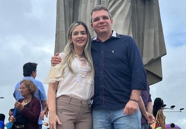 Dra. Vanessa ao lado do marido, o ex-prefeito de Assú Ivan Júnior; TRE-RN viu irregularidades na prestação de contas dela - Foto: Instagram / Reprodução
