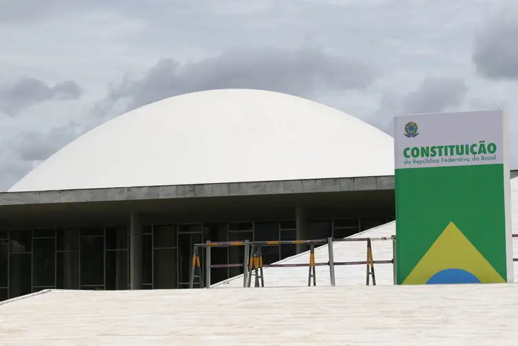 Sedes dos três poderes exibem representação da constituição federal | notícias do rio grande do norte Réplica da Constituição Brasileira é instalada em frente ao Congresso Nacional - José Cruz/Agência Brasil