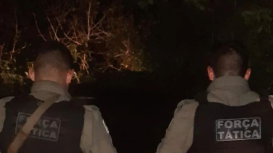 Policiais recuperando veículo roubado. Foto: PM RN.